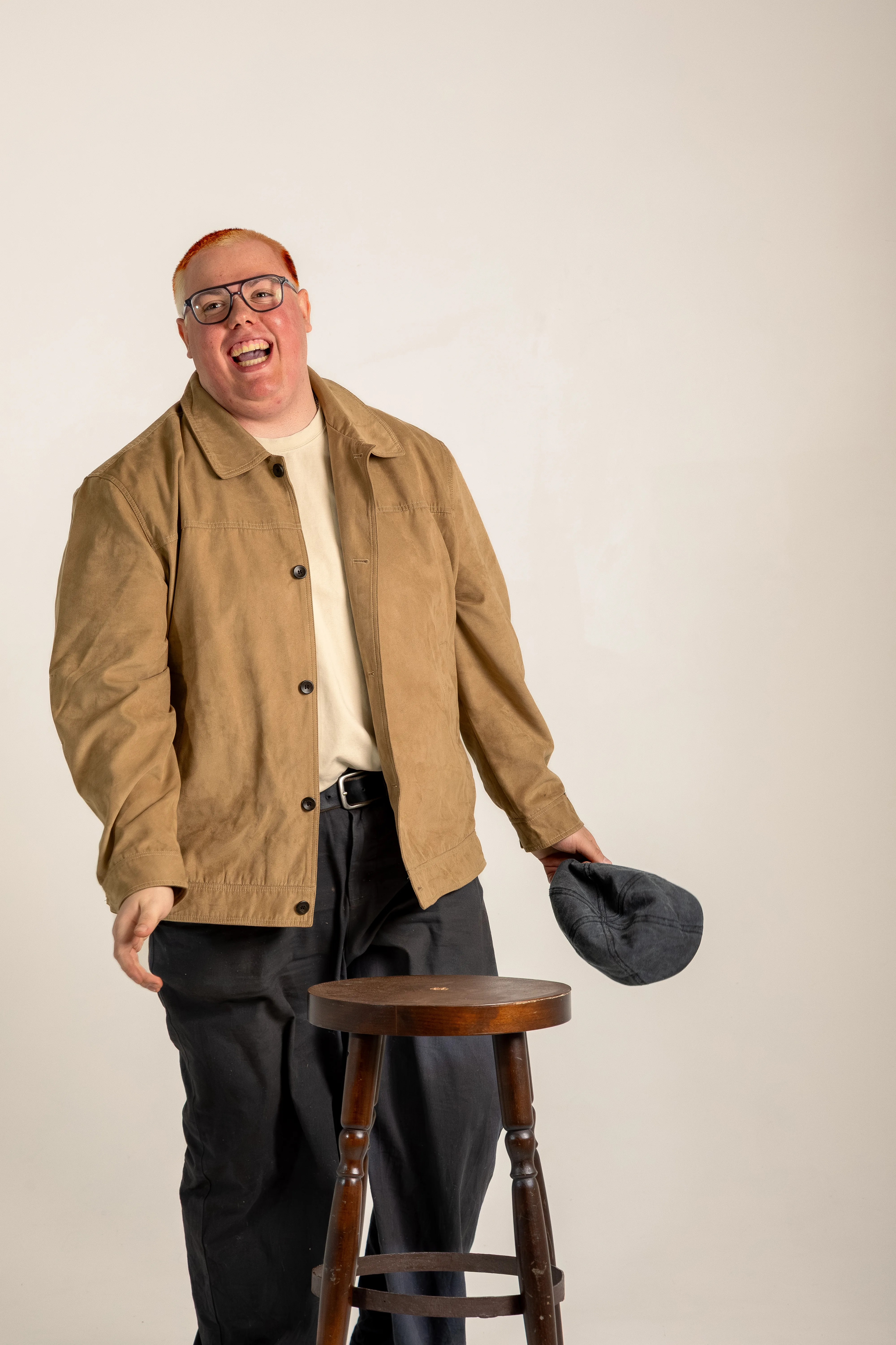 Maurice Krause – Fotograf, lachend im Studio